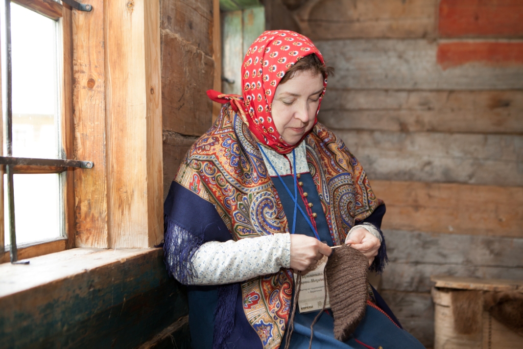 латвийские этнографические варежки. народные промыслы вязание. русский орнамент варежки. изделия народных промыслов вязание. народные промыслы связанные с вязанием.