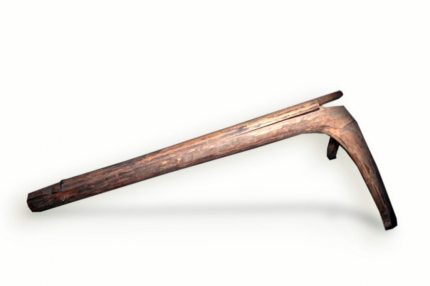 Инструмент для разламывания жёсткой оболочки растений представляет собой часть целого ствола молодого дерева, 2 корня которого примыкают перпендикулярно и служат опорой. Ствол расположен под наклоном к горизонтальной поверхности и  имеет подвижную ручку, 