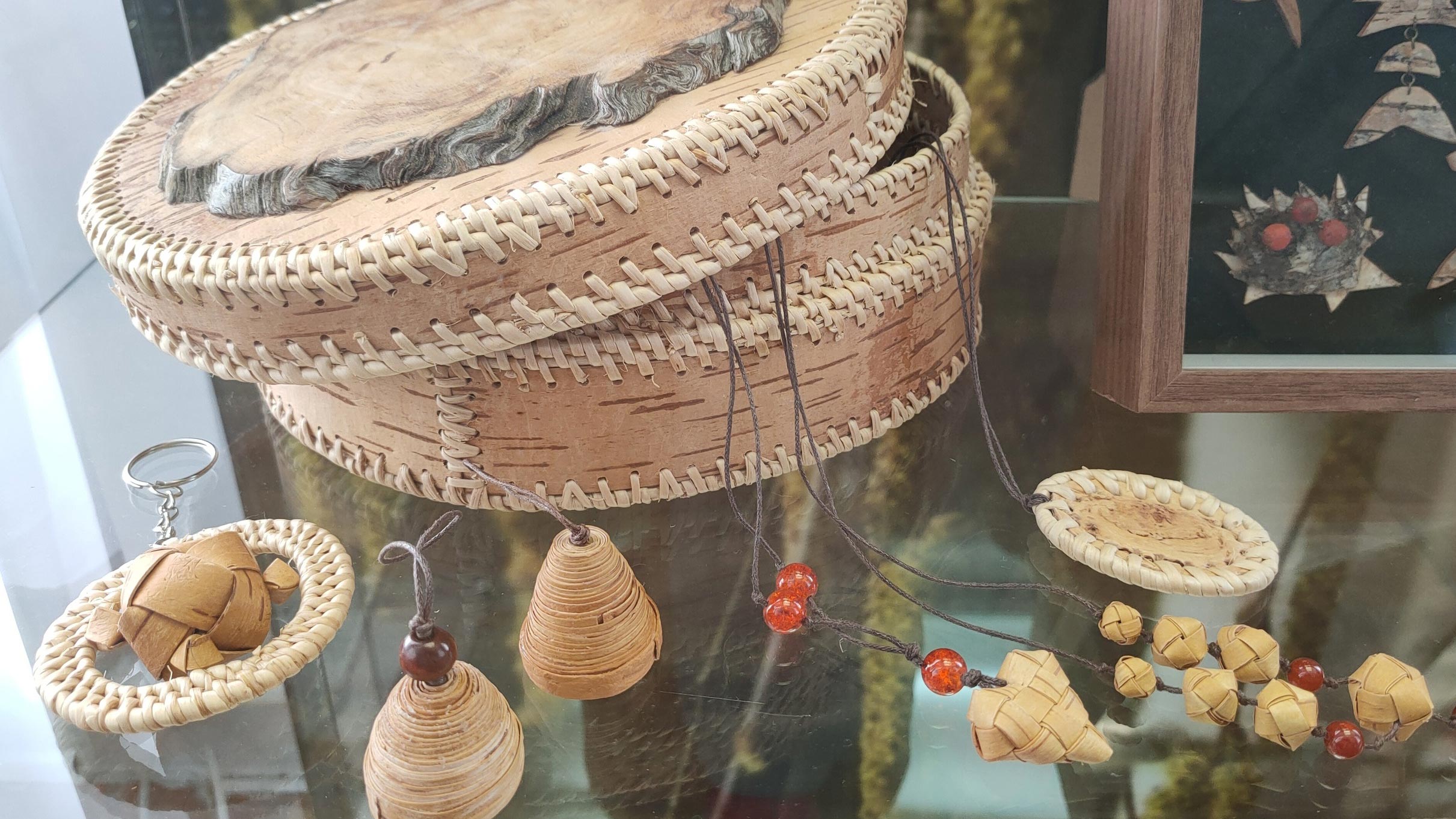 Предметы ручного творчества, включая корзины и украшения, выполненные из природных материалов. Вверху - название события «Человек. Ремесло. Судьба»: творческие встречи, что говорит о важности искусства и ремесел в жизни человека