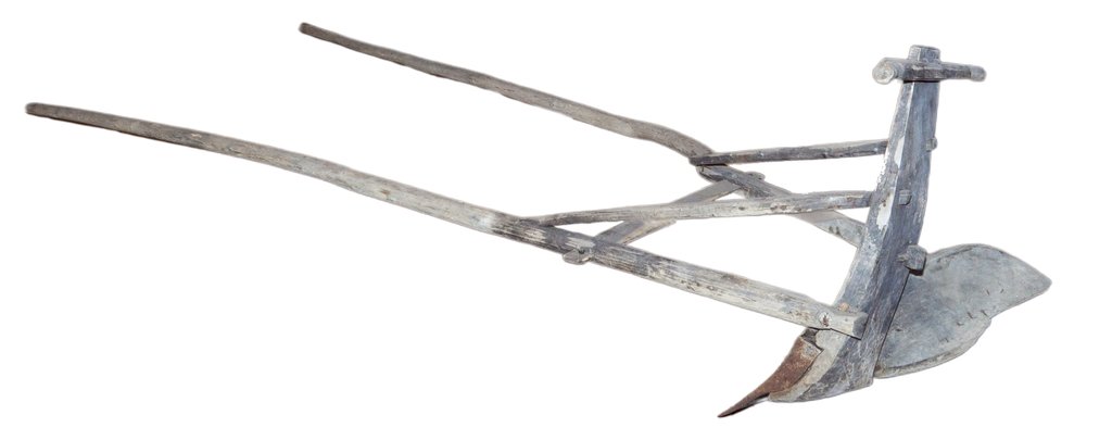 Старинный деревянный плуг. Две длинные оглобли, в которые запрягают лошадь, слева уходят по диагонали вверх, справа вертикальная стойка с поперечной ручкой. Внизу металлический изогнутый лемех и закруглённый отвал для вспашки земли.