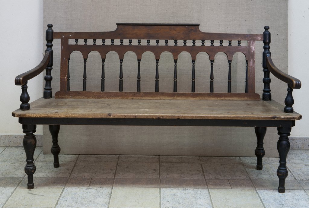 Диван с точёными ножками, 1930-е гг., Русский Север