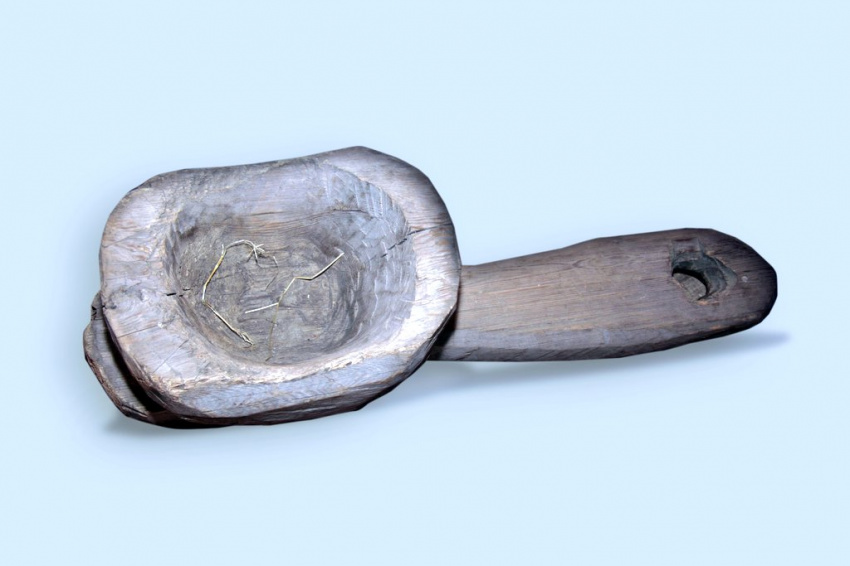 Деревянный сосуд для стирки белья, напоминающий по форме огромную ложку с  короткой ручкой, на конце которой есть небольшое сквозное отверстие. Поверхность  светлая, грубо обработана, форма асимметрична.