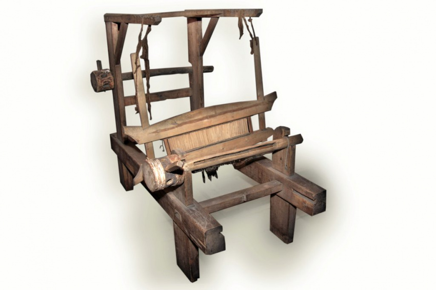 Деревянная массивная прямоугольная рама на четырёх ножках, в верхней части - вертикальные стойки с подвесным бëрдом.