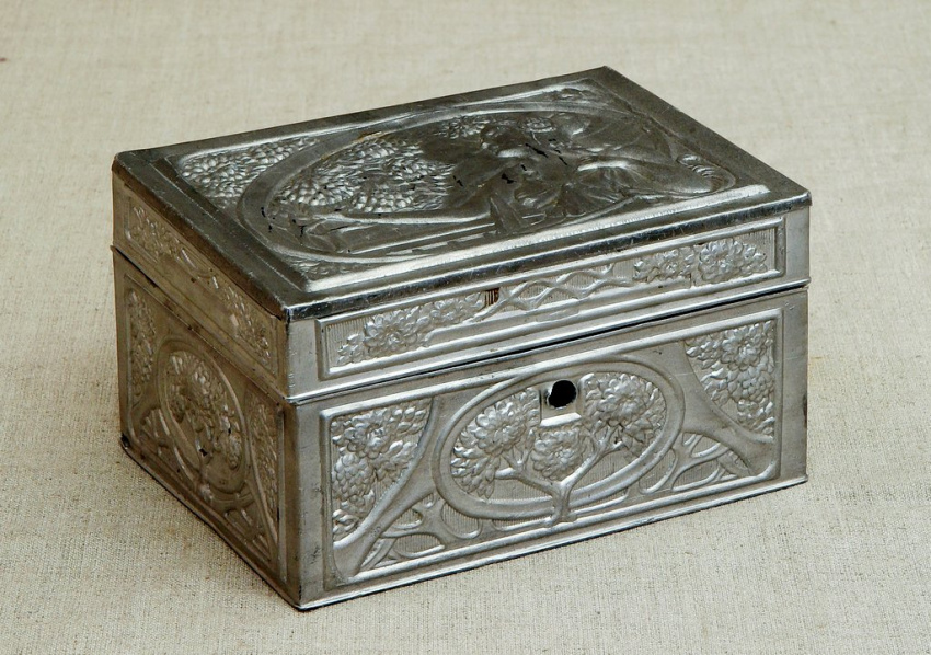 Коробка с крышкой для чая товарищества "Губкин и Кузнецов", 1880-е - до 1896 г., г. Москва (?)