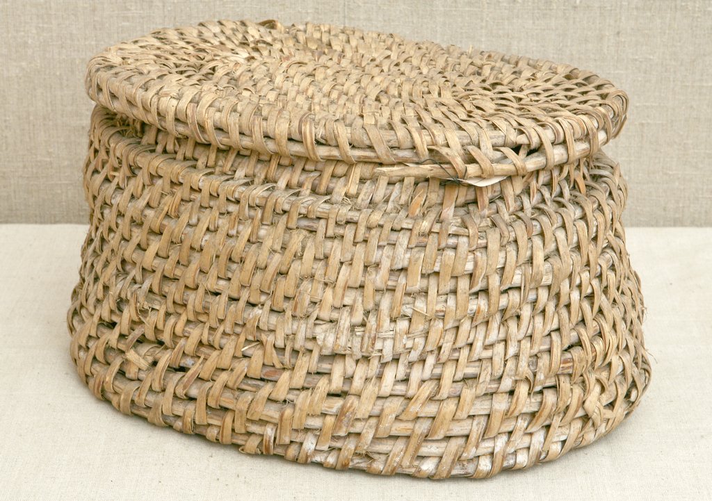 Плетëная из корней и прутьев высокая овальная корзина с крышкой