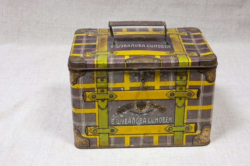 Коробка с крышкой для кондитерских изделий, Начало XX в., Россия, г. Санкт-Петербург, Шоколадная фабрика акц. общ. В. Шувалова и сыновей