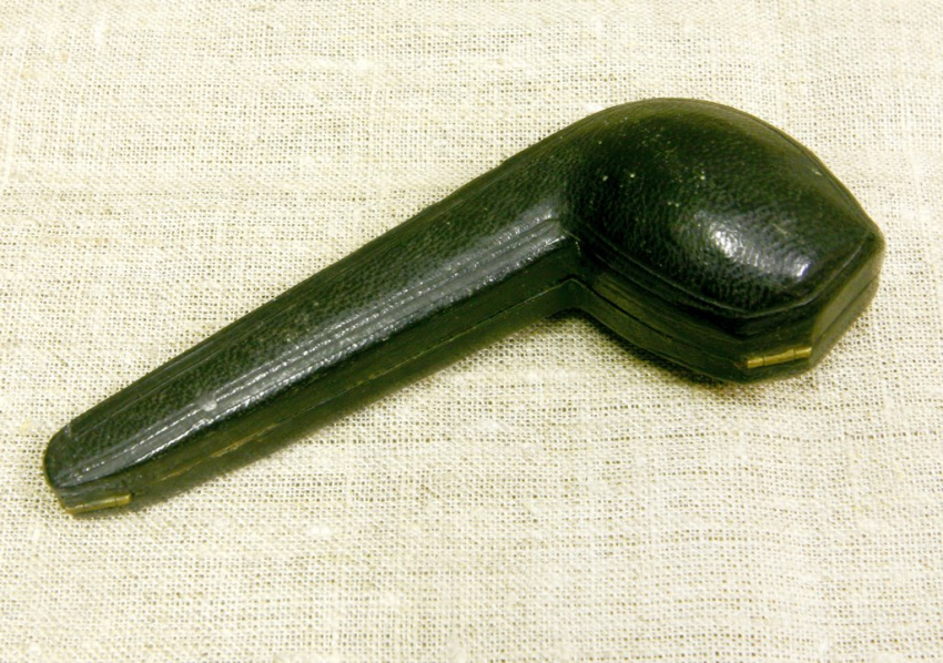 Футляр для курительной трубки, чёрного цвета, с закруглённым выступом и удлинённым 