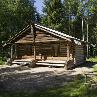 На фотографии изображён деревянный амбар