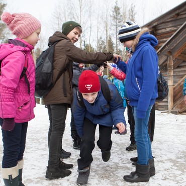 На фотографии дети играют в народную игру