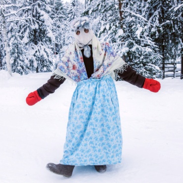 На фотографии изображён человек в костюме козы